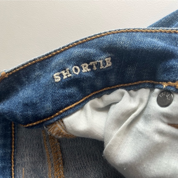 AMERICAN EAGLE Shortie Super Stretch X Shorts in Frayed Medium Wash - Picture 4 of 7